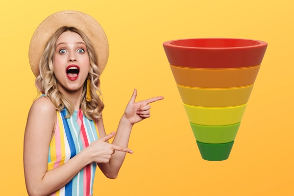 Eine Frau mit Hut und gestreiftem Kleid zeigt auf eine bunte umgedrehte Pyramide vor gelbem Hintergrund, die an einen E-Mail-Marketing-Funnel erinnert.